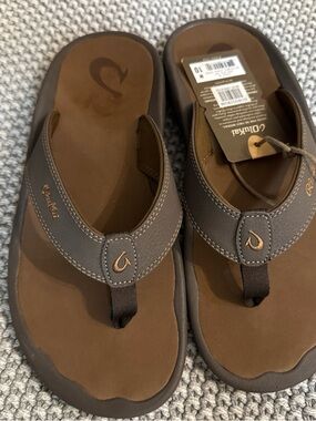 OluKai Men’s Brown/Gray Leather Thong Sandals